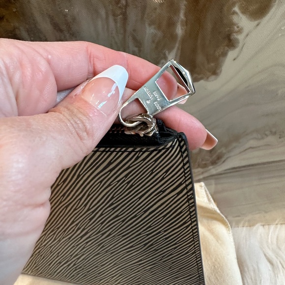 Louis Vuitton Limited Edition Essential V Platine Epi Strap Clutch Pouch - - Picture 4 of 9